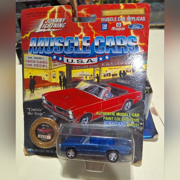 Johnny Lightning Muscle Cars USA 1965 GTO Blue Limited Edition - Picture 2 of 6
